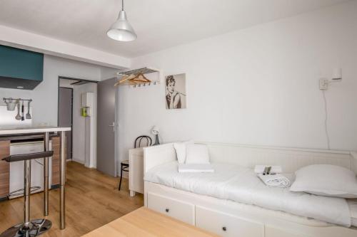 Cette chambre blanche dispose d'un lit et d'une cuisine. dans l'établissement Studio Coquelicot - Welkeys, à Avignon