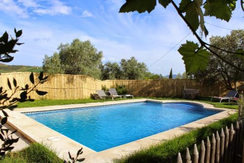 - une piscine dans une cour avec une clôture dans l'établissement El Llano de la Encina, à Antequera