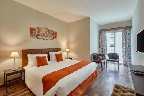 Postel nebo postele na pokoji v ubytování Golden Carven Hotel