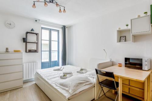 une chambre avec un lit et un bureau avec un ordinateur dans l'établissement Studio Zielon - Welkeys, à Avignon