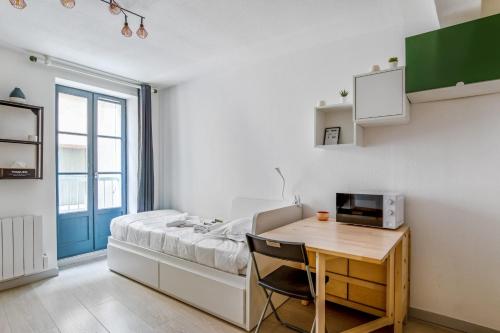 une chambre avec un lit et un bureau avec un ordinateur dans l'établissement Studio Zielon - Welkeys, à Avignon