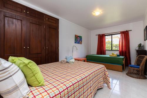 Кровать или кровати в номере Akisol Olhos de Agua Pine II
