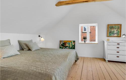 ein Schlafzimmer mit einem Bett, einer Kommode und einem Fenster in der Unterkunft Nice Home In Sby r With Wifi in Søby