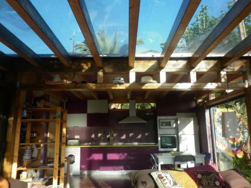 - un salon avec une grande fenêtre dans une maison dans l'établissement Cabaña rustica en plena naturaleza en playa de Nerga, Ría de Vigo,, à Hio