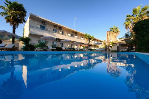 uma piscina em frente a um hotel em Ipsos di Mare em Corfu Town