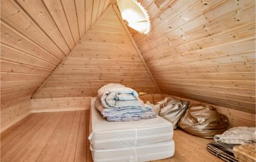 リンケビングにあるBeautiful Home In Ringkbing With 3 Bedrooms, Sauna And Wifiの木造の部屋
