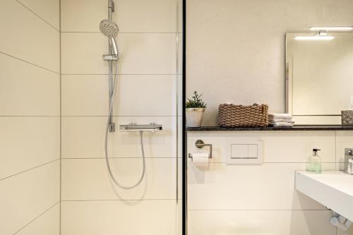 bagno con doccia e porta in vetro di Seensucht a Langenargen