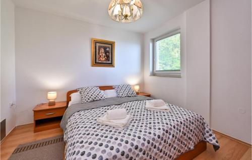 ein Schlafzimmer mit einem Bett mit zwei Handtüchern darauf in der Unterkunft Cozy Home In Madzarevo With Kitchen 