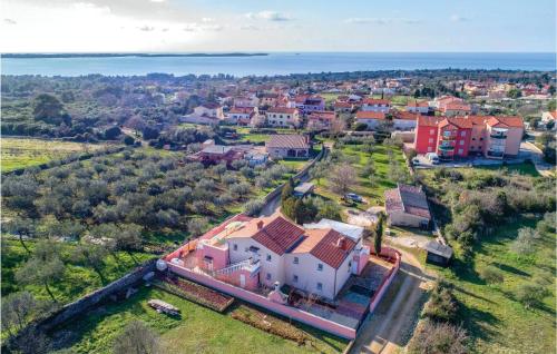 Two-Bedroom Apartment In Peroj