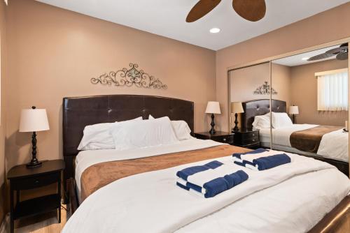 een slaapkamer met 2 bedden en een grote spiegel bij 309A - Ocean and Beach View in Oceanside