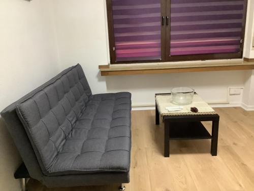 sala de estar con sofá y mesa en City-Wohnung 12a, en Brühl