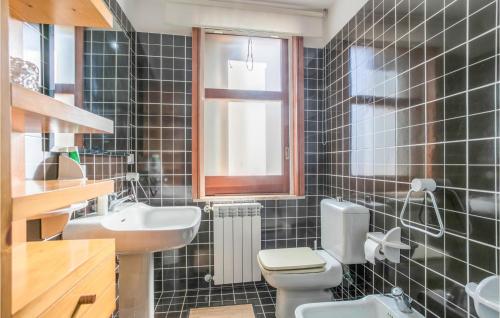 a bathroom with a toilet and a sink at Gorgeous Home In Comiso With Wifi in Comiso