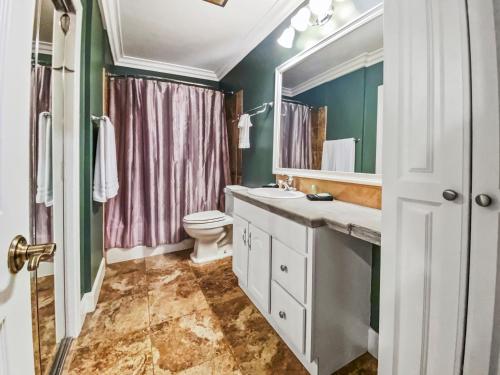 een badkamer met een wastafel en een toilet bij 311B Harbor Views and Steps to the Sand in Oceanside