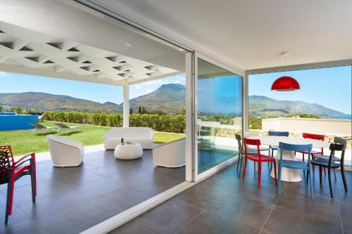 una sala da pranzo con vista sulle montagne di La Dolce Vita a Castellammare del Golfo
