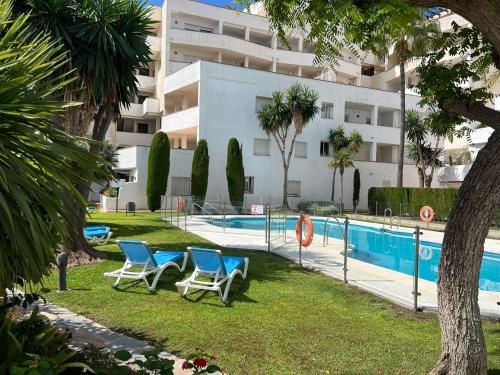 Bazén v ubytování Impeccable large apartment with immense terrace and private garden overlooking the mountain, featuring 2 bedrooms and sleeping up to 4 guests located 100 meters from Plaza Maestranza nebo v jeho okolí