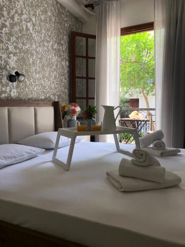 een slaapkamer met een bed met handdoeken erop bij Armonia Guest House Skiathos in Skiathos-stad