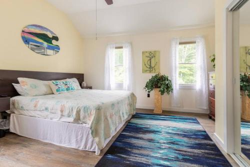 ein Schlafzimmer mit einem Bett und einem blauen Teppich in der Unterkunft Hammy on a Rye I in Hammondsport