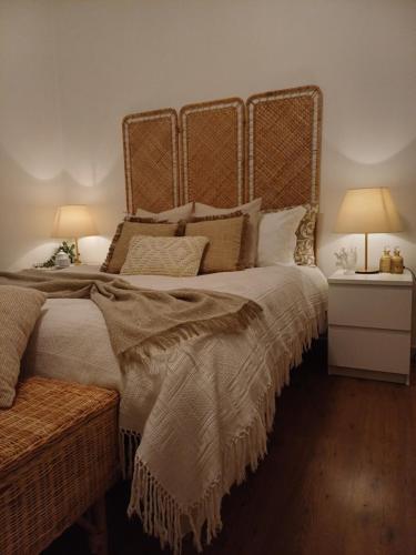 um quarto com uma cama grande e uma cabeceira em madeira em The sea road house em Génova