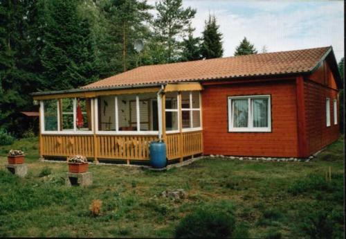 a small house in a yard with a porch at Ferienhaus Klein in Winsen Aller
