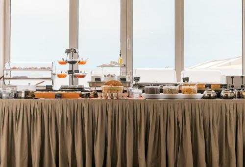 - une table avec de la nourriture dans la cuisine dans l'établissement Plaza Hotel, à Loutraki