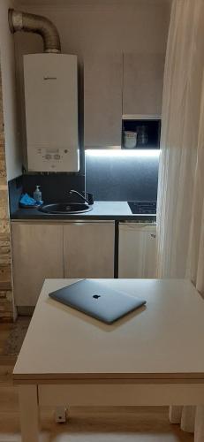 einen Laptop auf einem Tisch in der Küche in der Unterkunft Petit Bijoux in Beausoleil