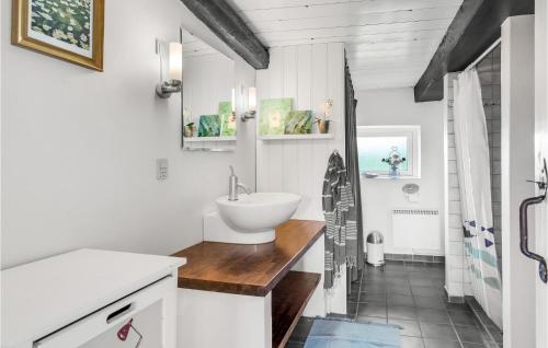 uma casa de banho com um lavatório e um WC. em 2 Bedroom Stunning Home In Hjer em Højer