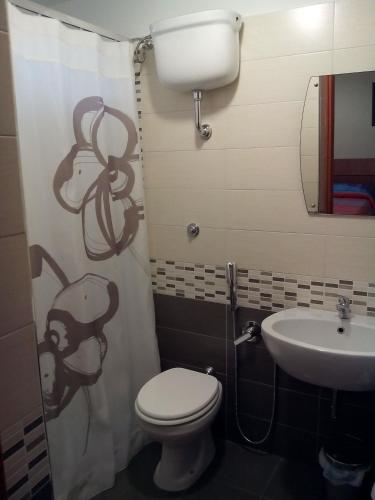 a bathroom with a toilet and a sink at Domus Felix in Ercolano
