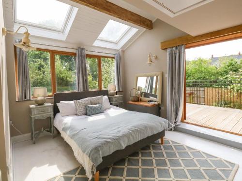 1 dormitorio con cama y ventana grande en Rose Cottage en Dorchester