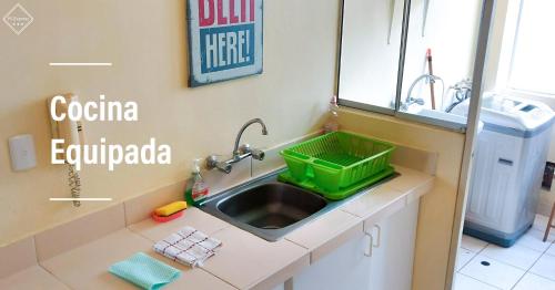 利馬的住宿－FRENTE AL MAR en SAN MIGUEL Apartamento LIMA CHECK IN，厨房水槽内装有绿篮子