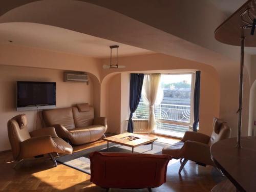Bright spacious 2 bedroom apt in heart of Almaty!