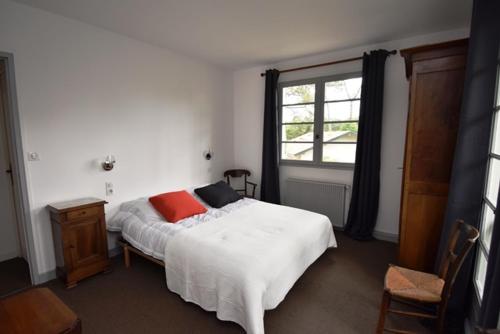 Ένα ή περισσότερα κρεβάτια σε δωμάτιο στο Etchederra - Hossegor villa années 50 sur terrain pentu et clos située à 300m de l'océan et à environs 500m du centre ville