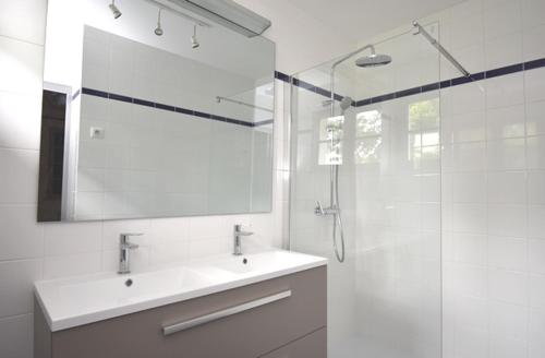 Ένα μπάνιο στο Etchederra - Hossegor villa années 50 sur terrain pentu et clos située à 300m de l'océan et à environs 500m du centre ville