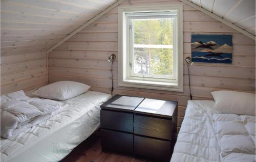 1 Schlafzimmer mit 2 Betten und einem Fenster in der Unterkunft Beautiful Home In Hemsedal With House A Mountain View in Hemsedal