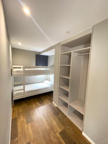 מיטה או מיטות קומותיים בחדר ב-Apartamentos Dubamar Playa II