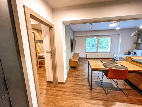 salon ze stołem i jadalnią w obiekcie Vantisch Apartment w mieście Vlašim