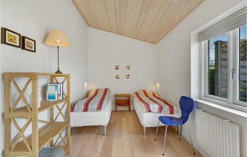 een woonkamer met een bank en een stoel bij 2 Bedroom Amazing Home In Roskilde in Roskilde