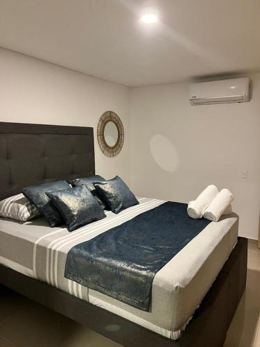 Кровать или кровати в номере Apartamento de tres alcobas