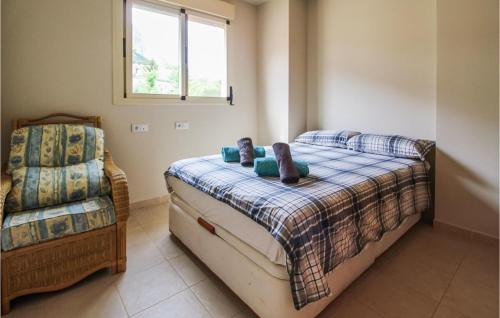 una camera da letto con un letto con due scarpe sopra di Atalayas De Polop Iii a Polop