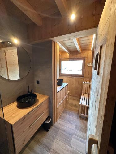 - une salle de bains avec lavabo dans une petite maison dans l'établissement Résidence Les Voroches, à Morzine