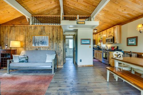 ein Wohnzimmer mit einem Sofa und einem Tisch in der Unterkunft Serene Grand Lake Vacation Rental with Private Deck! in Grand Lake