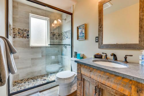 ein Bad mit einem WC, einem Waschbecken und einer Dusche in der Unterkunft Serene Grand Lake Vacation Rental with Private Deck! in Grand Lake