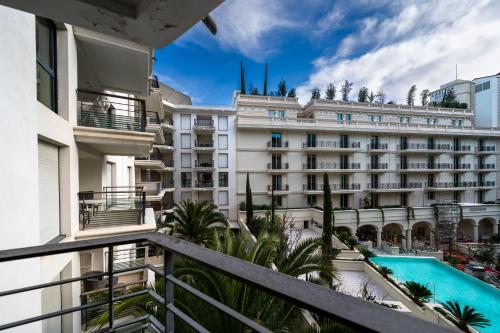- une vue depuis le balcon d'un hôtel avec piscine dans l'établissement Carlton Riviera Cannes, à Cannes