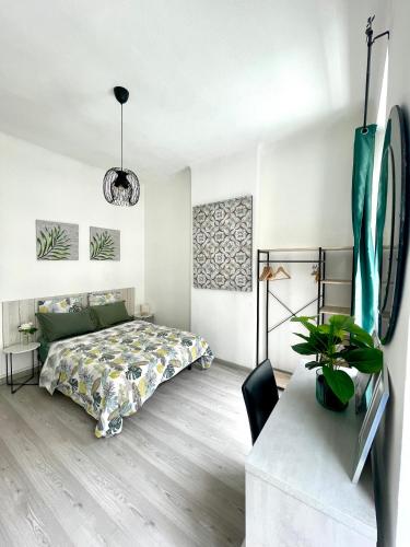 une chambre avec un lit et un bureau dans l'établissement CÔTE D’AZUR Appart spacieux / lumineux, à Toulon