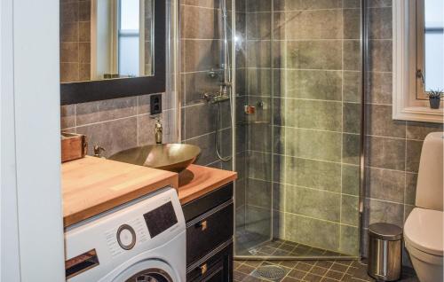 bagno con doccia, lavandino e lavatrice di Gorgeous Home In Gol With House A Mountain View a Gol