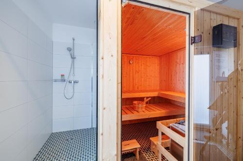 a bathroom with a shower and a shower stall at Ferienhaus Amrai auf der Insel Rügen in Puddemin