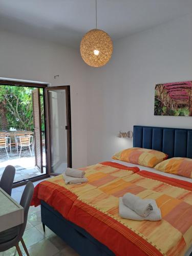 ein Schlafzimmer mit einem großen Bett mit Handtüchern darauf in der Unterkunft Villa Eucaliptus Istrien in Rovinj