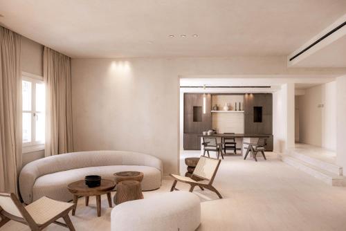 uma sala de estar com um sofá e cadeiras em Doryssa Theorem Hotel em Pythagoreio