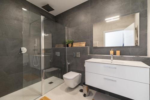 ein Bad mit einer Dusche, einem WC und einem Waschbecken in der Unterkunft Casa junto al Mar in Vigo