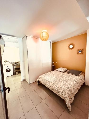 - une chambre avec un lit et une salle de bains dans l'établissement Superbe T2 avec place de parking, à Ajaccio