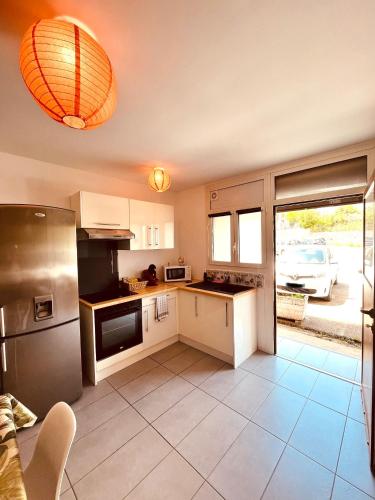 une cuisine équipée d'un réfrigérateur et un parking extérieur. dans l'établissement Superbe T2 avec place de parking, à Ajaccio